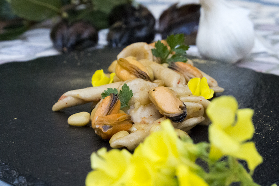 Orecchiette e maccheroni, ceci di cicerchia e cozze datterine